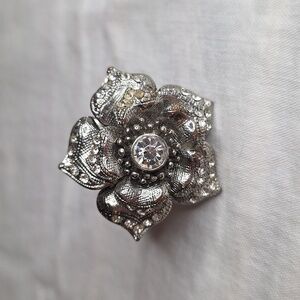 Elegant Silver Tone Floral Ring